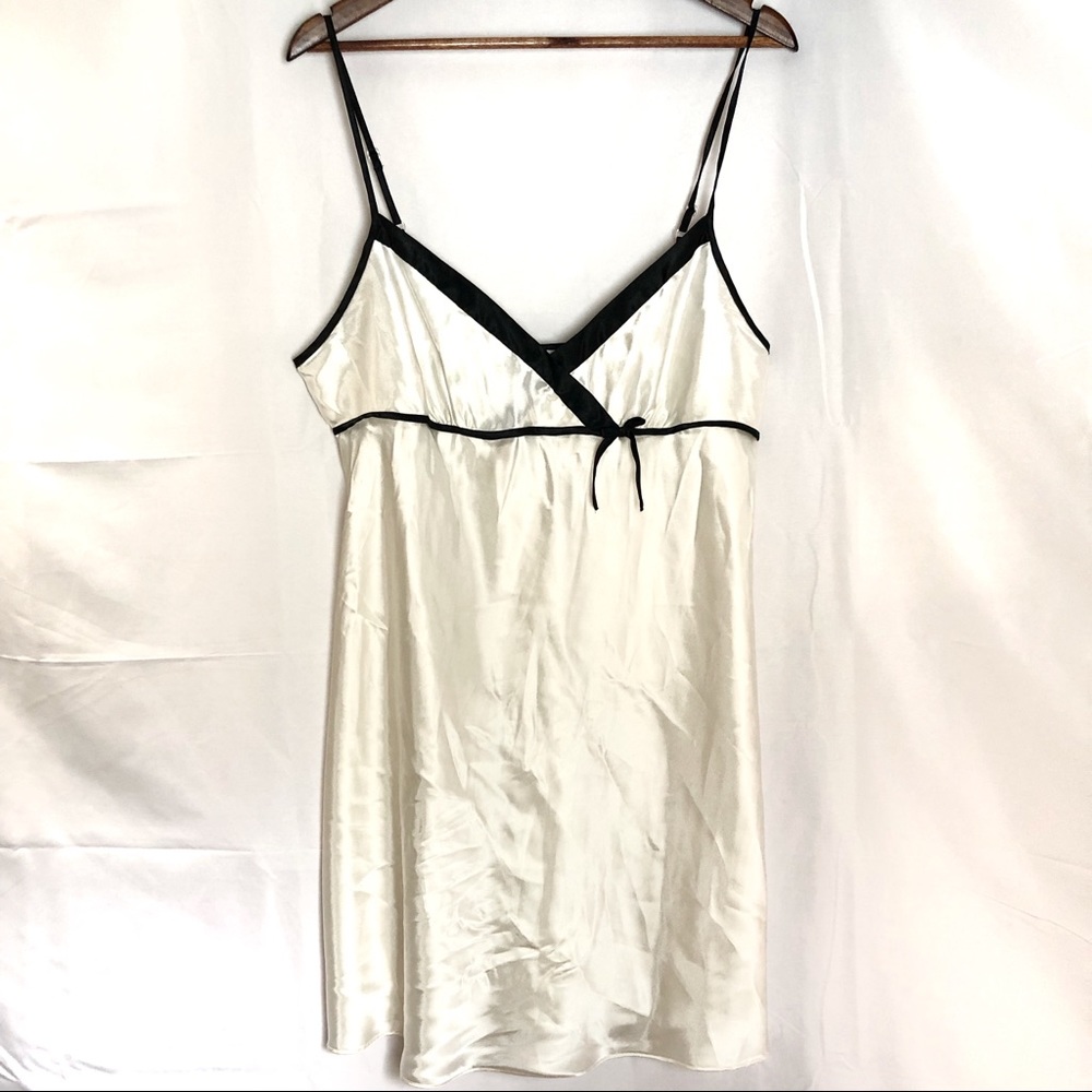 Morgan Taylor Satin Bow Slip On White Black XL